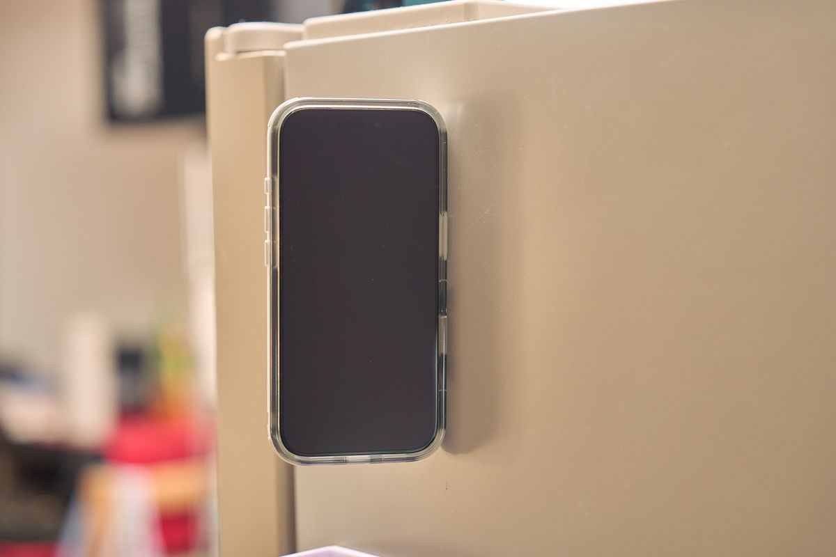 AULUMU G09 Infinite 360 MagSafe StandをつけたiPhoneを冷蔵庫にくっつけて画面を見ている