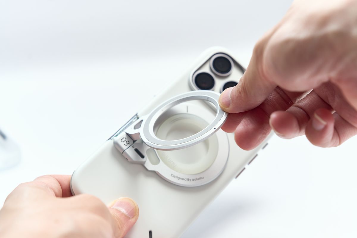 iPhoneに取り付けたAULUMU G09 Infinite 360 MagSafe Standを動かしている