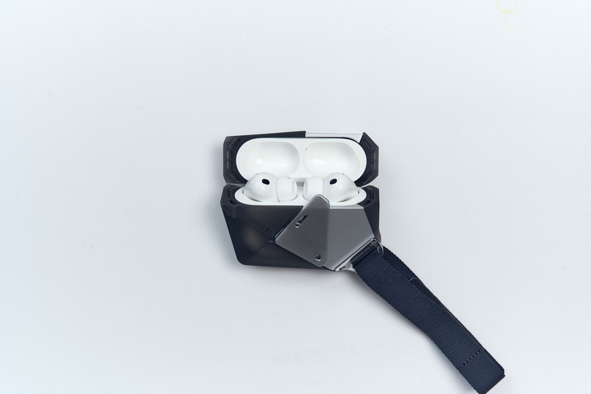 AirPodsを入れたAULUMU A39 AirPods Pro 3ケースを開いている