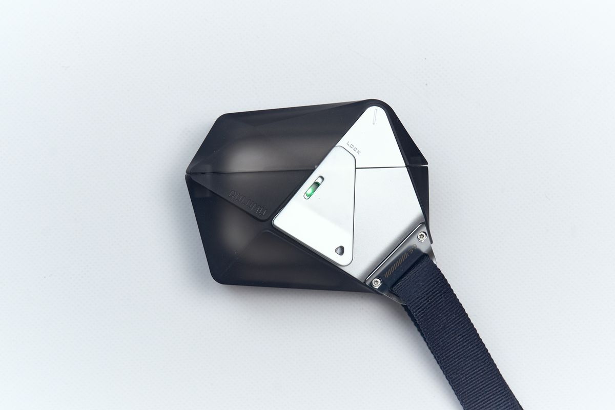 AirPodsを入れたAULUMU A39 AirPods Pro 3ケース