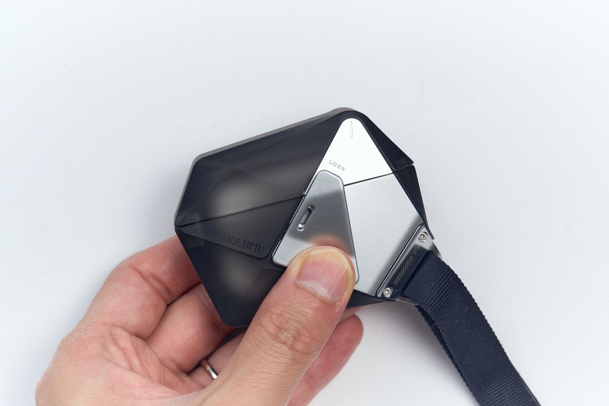 AULUMU A39 AirPods Pro 3ケースを開けようとしている