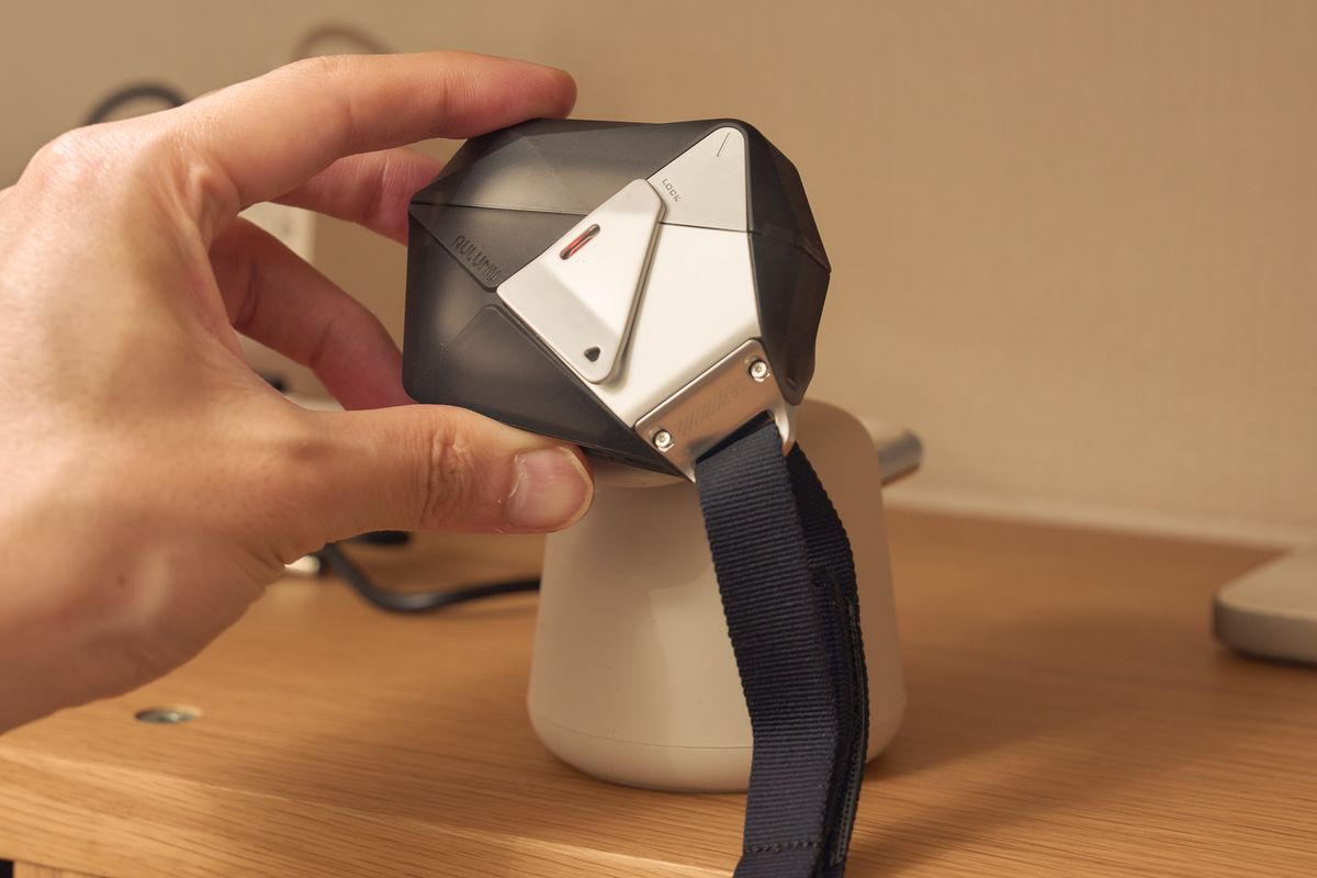 AULUMU A39 AirPods Pro 3ケースに入れたAirPodsを充電しようとしている