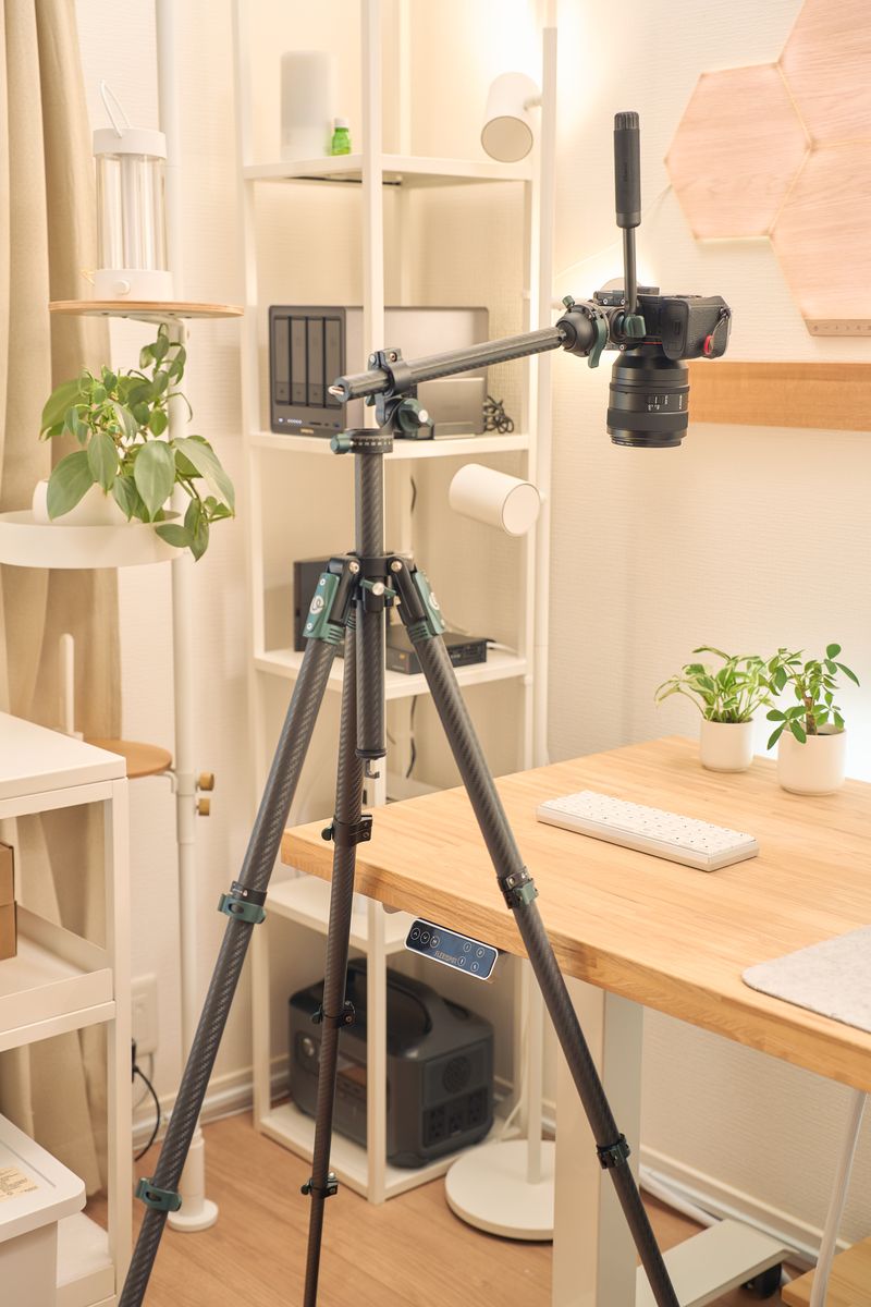 Ulanzi JJ06 GlideGo ビデオ三脚で俯瞰撮影をしている