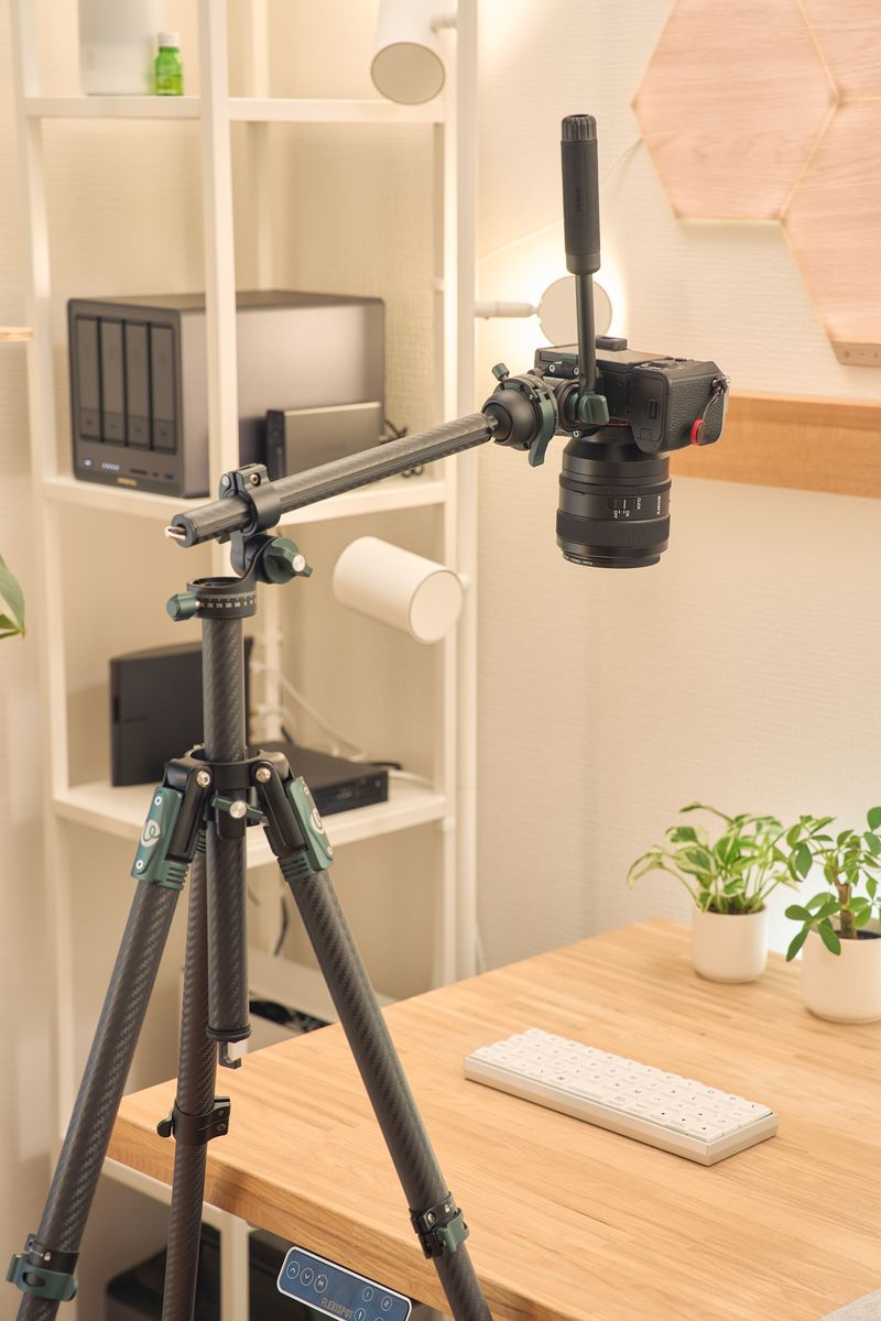 Ulanzi JJ06 GlideGo ビデオ三脚でキーボードを俯瞰撮影している