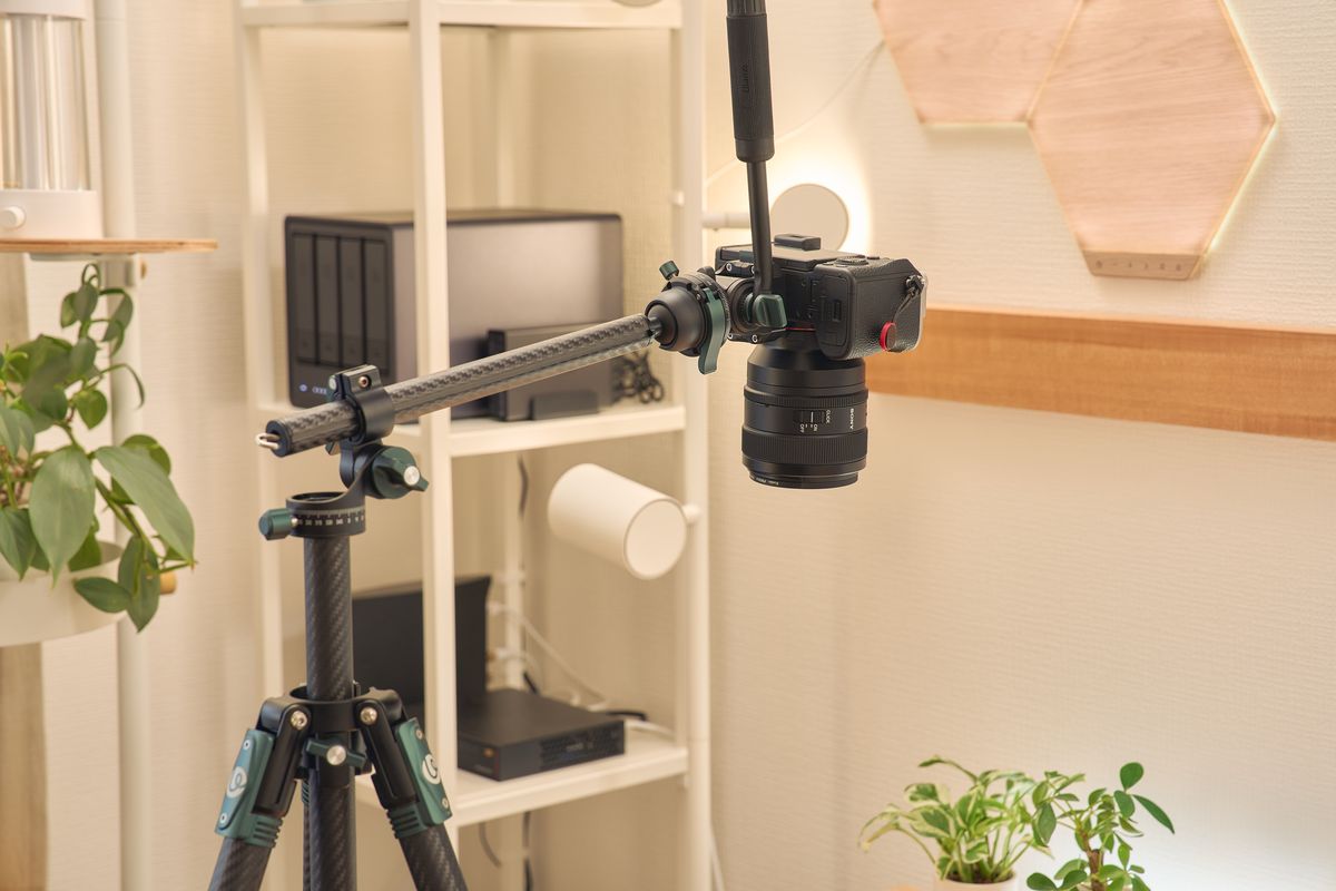 曲げたUlanzi JJ06 GlideGo ビデオ三脚にカメラを取り付けた