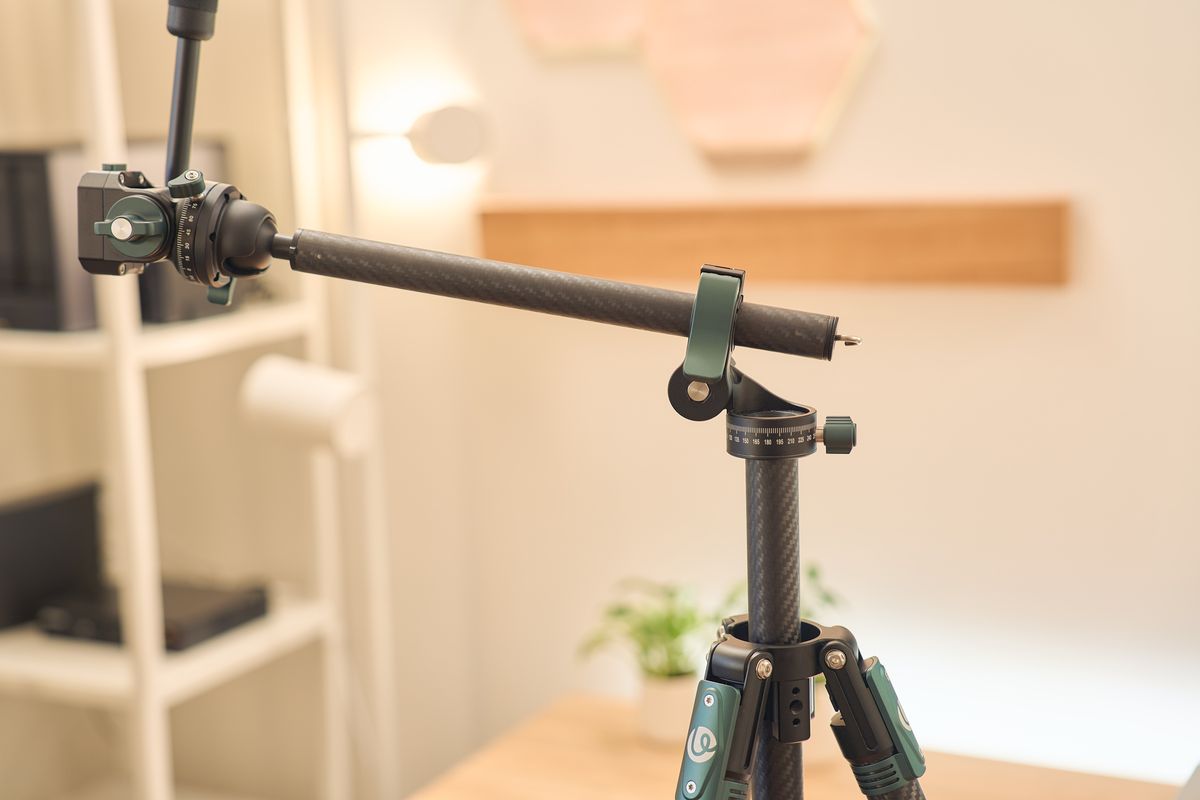 Ulanzi JJ06 GlideGo ビデオ三脚の中軸を90度に曲げた