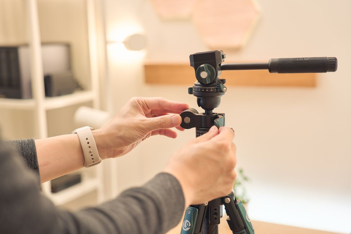 Ulanzi JJ06 GlideGo ビデオ三脚の中軸のネジを回している