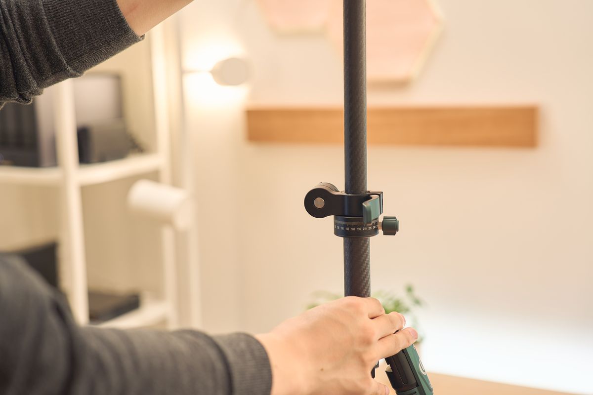 Ulanzi JJ06 GlideGo ビデオ三脚の中軸を伸ばしている