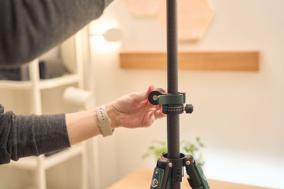 Ulanzi JJ06 GlideGo ビデオ三脚の中軸を折り曲げようとしている