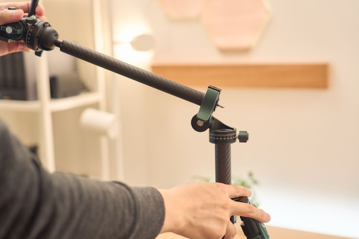 Ulanzi JJ06 GlideGo ビデオ三脚の中軸を折り曲げている
