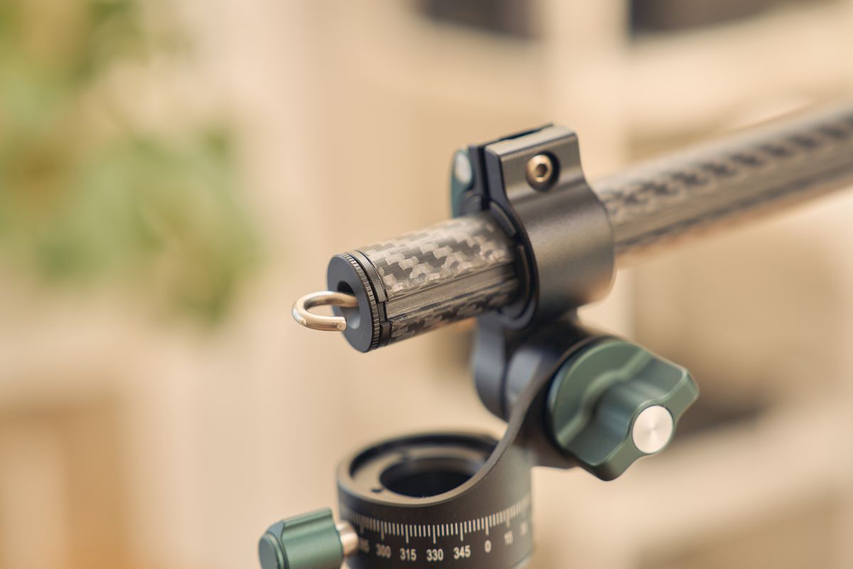 Ulanzi JJ06 GlideGo ビデオ三脚の中軸をまげてアップで撮影した