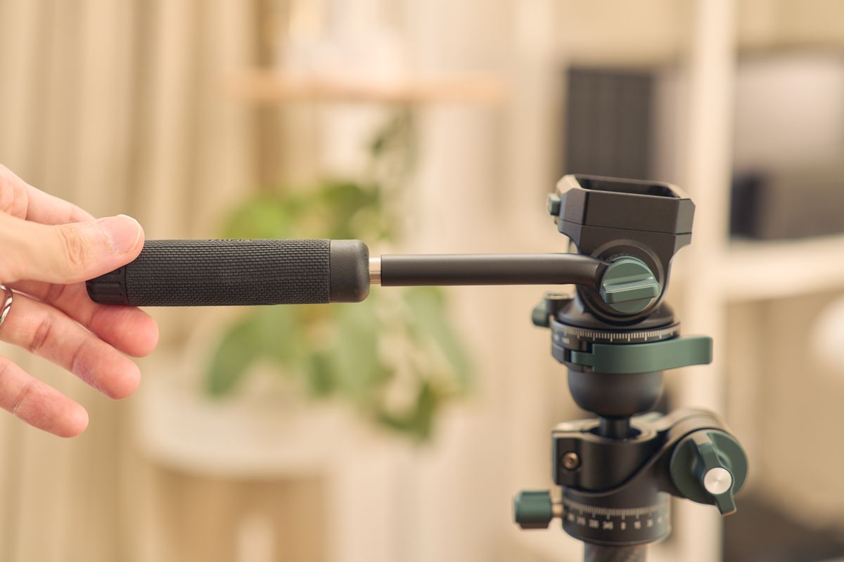 Ulanzi JJ06 GlideGo ビデオ三脚の油圧ロッドを回している