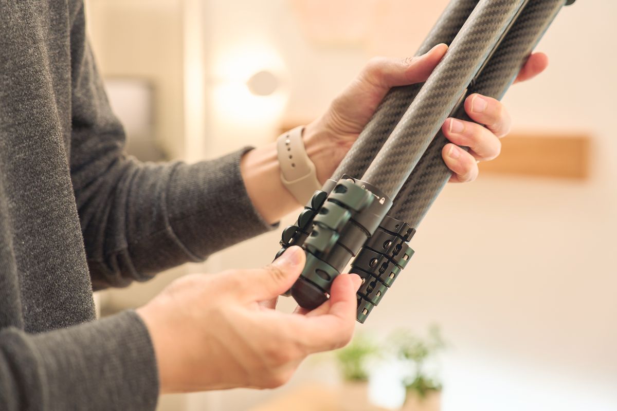 Ulanzi JJ06 GlideGo ビデオ三脚の脚を伸ばそうとしている