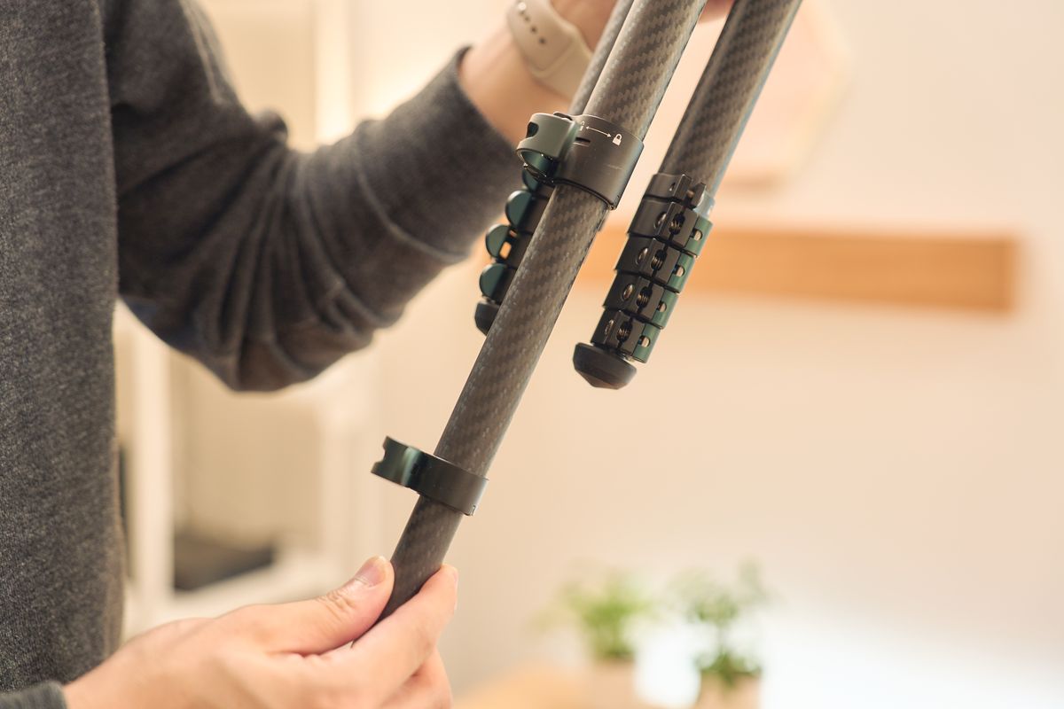 Ulanzi JJ06 GlideGo ビデオ三脚の脚を伸ばしている