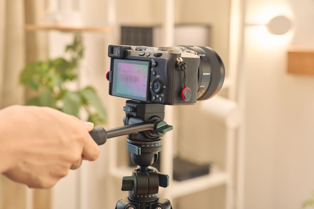 Ulanzi JJ06 GlideGo ビデオ三脚にカメラを付け撮影をしている