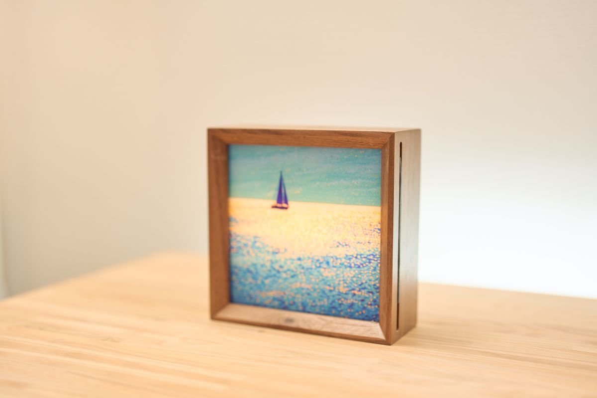 PITAKA 浮光躍金 アーティストコレクション ギフトボックス(青月夢 / Lucid Blue)のライトアートパネルを立てて置いた