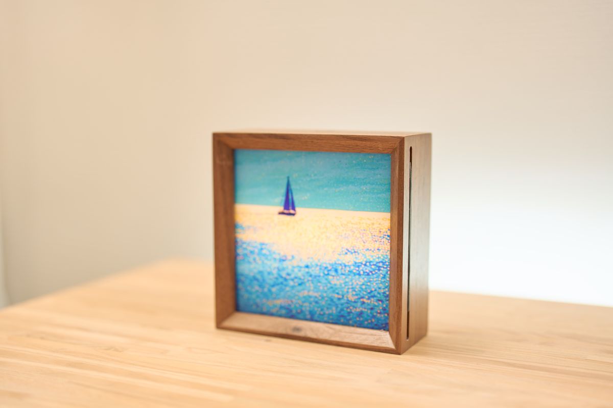 PITAKA 浮光躍金 アーティストコレクション ギフトボックス(青月夢 / Lucid Blue)を光らせると表現が変わる