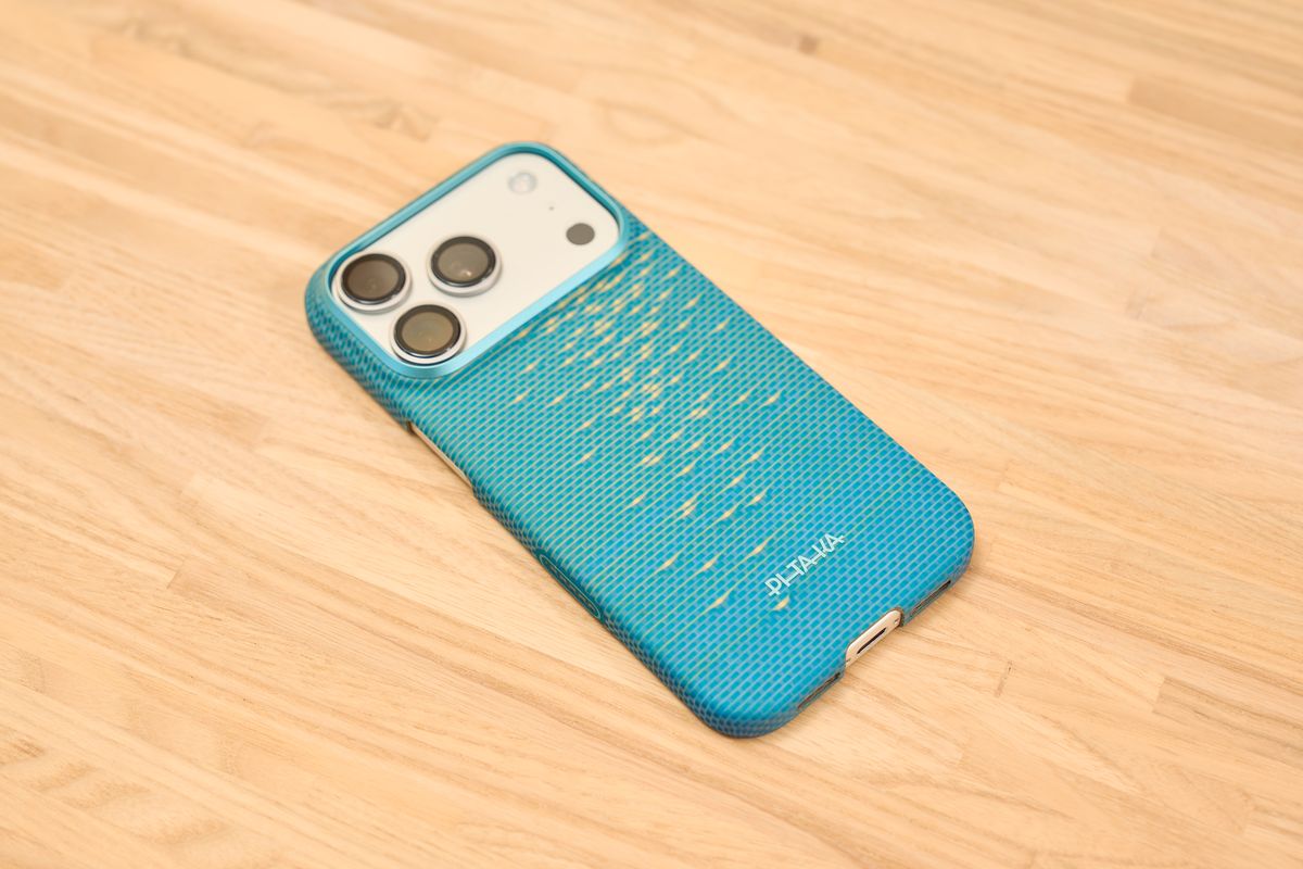 PITAKA 浮光躍金 アーティストコレクション ギフトボックス(青月夢 / Lucid Blue)の Ultra-Slim Case(極薄ケース)を装着したiPhone