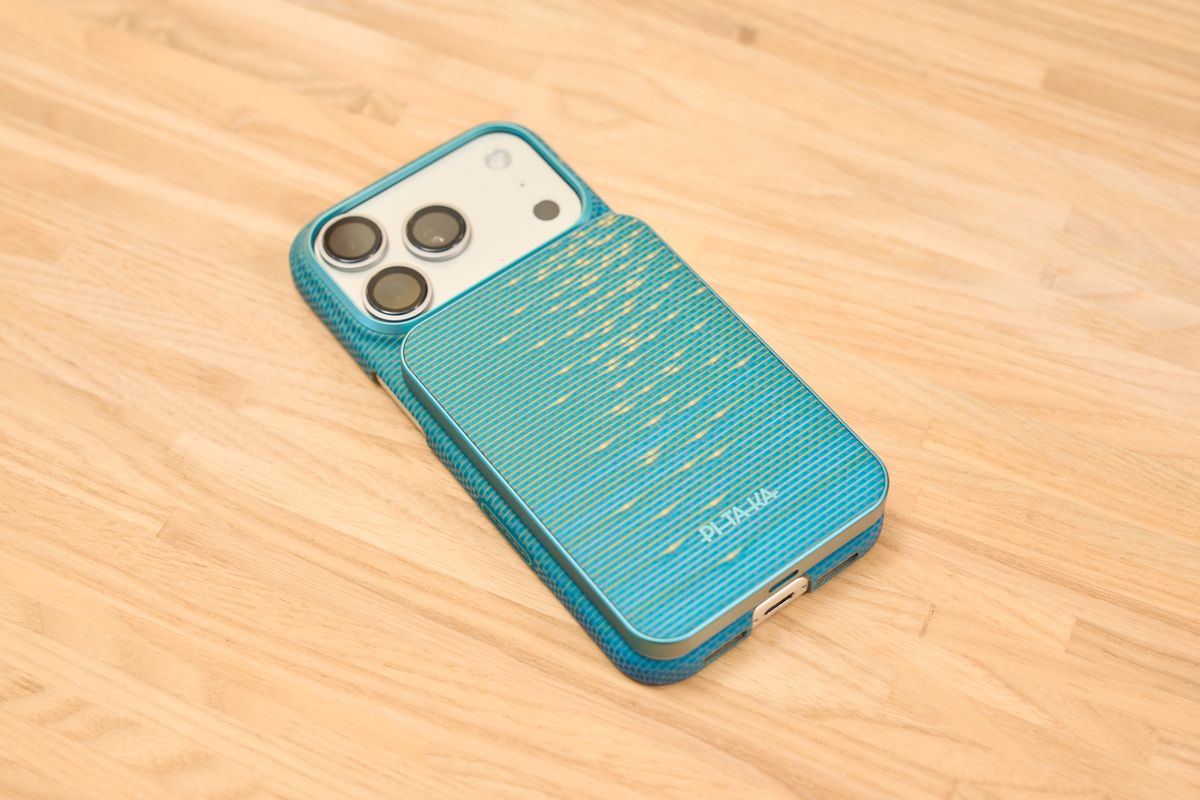 PITAKA 浮光躍金 アーティストコレクション ギフトボックス(青月夢 / Lucid Blue)のモバイルバッテリーをUltra-Slim Case(極薄ケース)を装着したUltra-Slim Case(極薄ケース)につけている