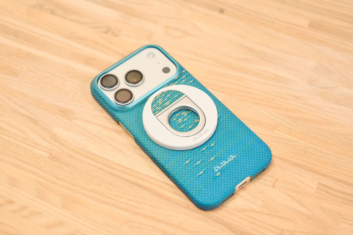 PITAKA 浮光躍金 アーティストコレクション ギフトボックス(青月夢 / Lucid Blue)のスマホグリップをUltra-Slim Case(極薄ケース)を装着したiPhoneに貼り付けた