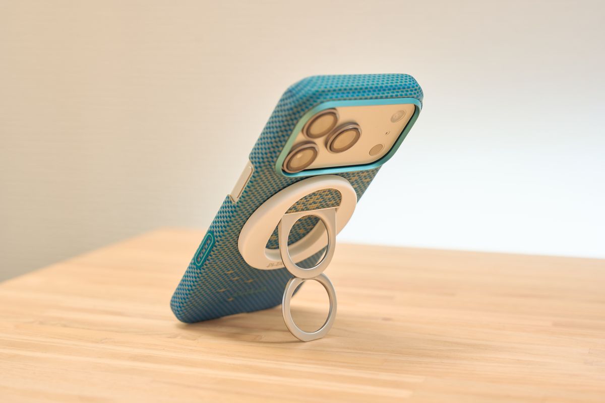 貼り付けたスマホグリップでスタンドとして使用している