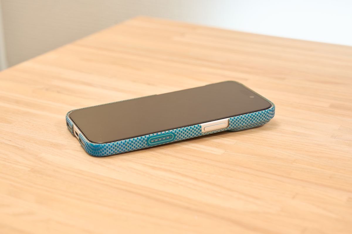 PITAKA 浮光躍金 アーティストコレクション ギフトボックス(青月夢 / Lucid Blue)のUltra-Slim Case(極薄ケース)の電源ボタン側の側面